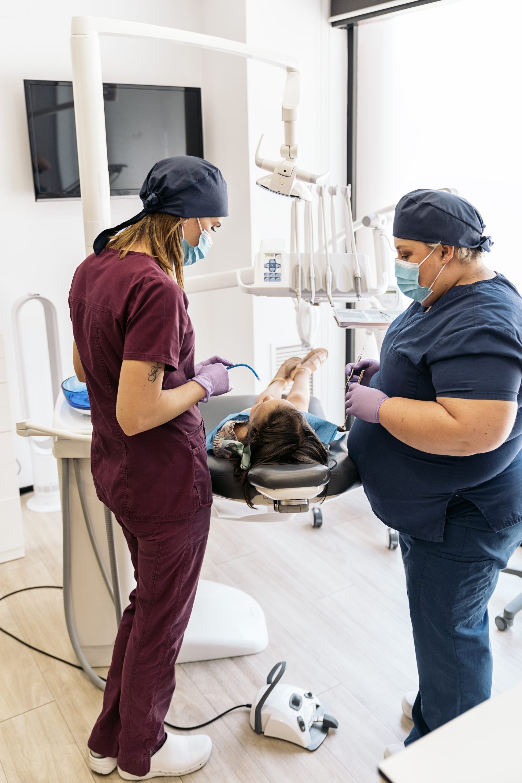 Photo de stock de travailleuses dentaires qui traitent un jeune patient.