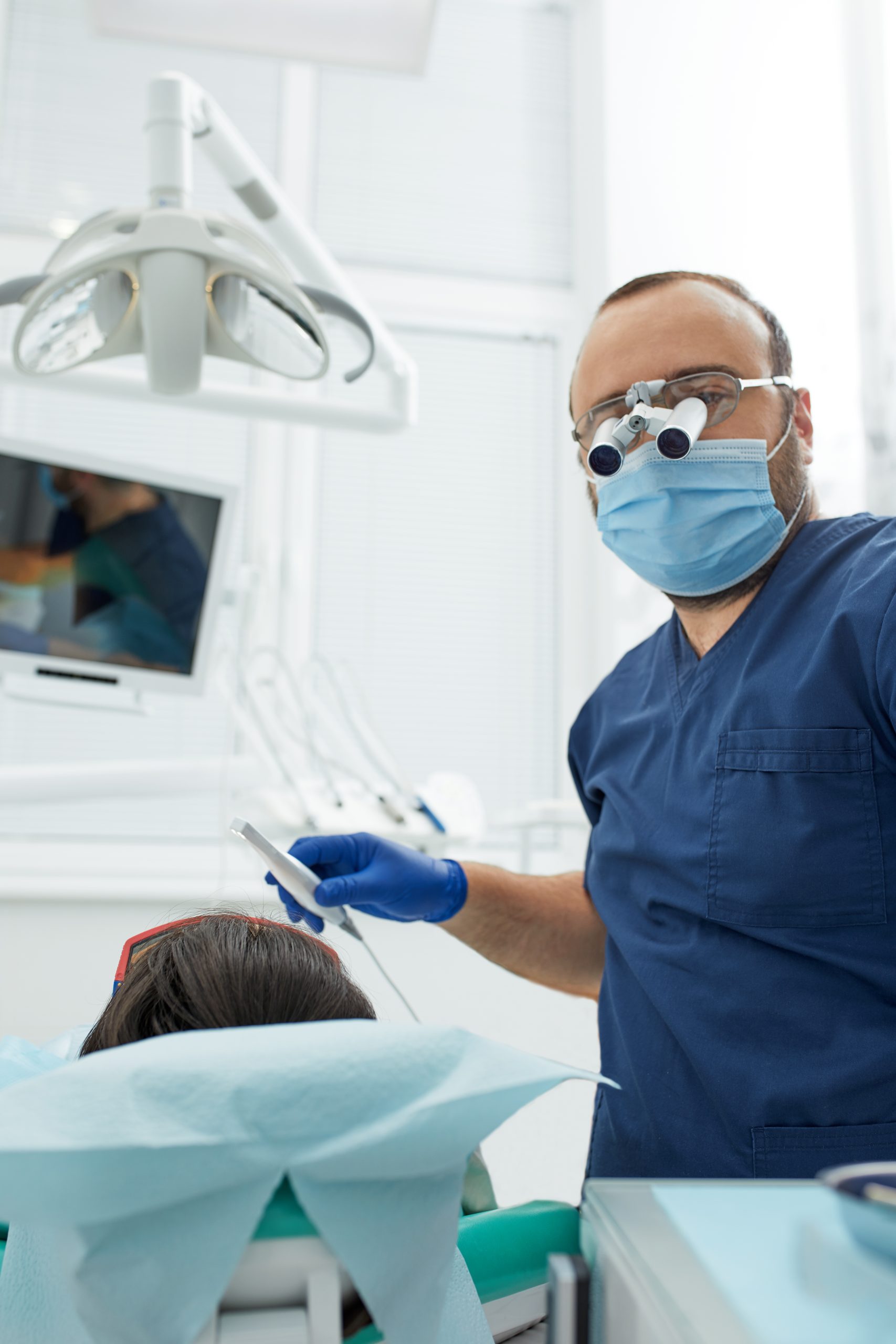 concept de personnes, de médecine, de stomatologie et de soins de santé - dentiste masculin heureux avec une patiente au bureau de la clinique dentaire.